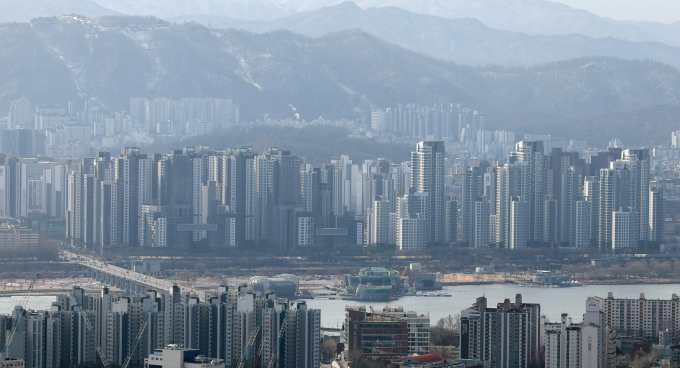 서울 부동산 과열 현상이 심화되면서 오는 8월 예정된 한은 금융통화위원회 통화정책방향회의에서 금리가 동결될 가능성이 제기된다. 사진은 서울 중구 남산에서 바라본 서초·강남권 아파트 일대. /사진=뉴스1