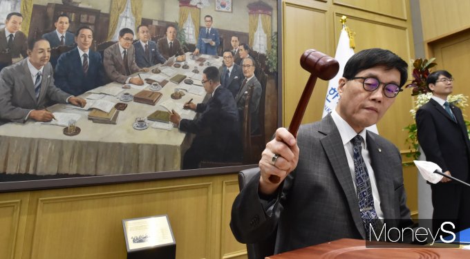 현재 서울 집값 상황이 금리 인하 속도에 영향을 줄 수준으로 과열돼 '금리 동결' 결정으로 이어질 수 있다는 분석이 나온다. 사진은 이창용 한국은행 총재가 금융통화위원회 정례회의에서 의사봉을 두드리는 모습. /사진=임한별 기자