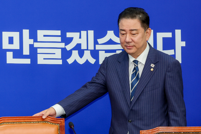 더불어민주당 측이 18일 2차 추가경정예산안 편성을 두고 당 차원의 지원을 강조했다. 사진은 이날 오전 서울 여의도 국회에서 열린 최고위원회의에 참석한 김 원내대표. /사진=뉴스1