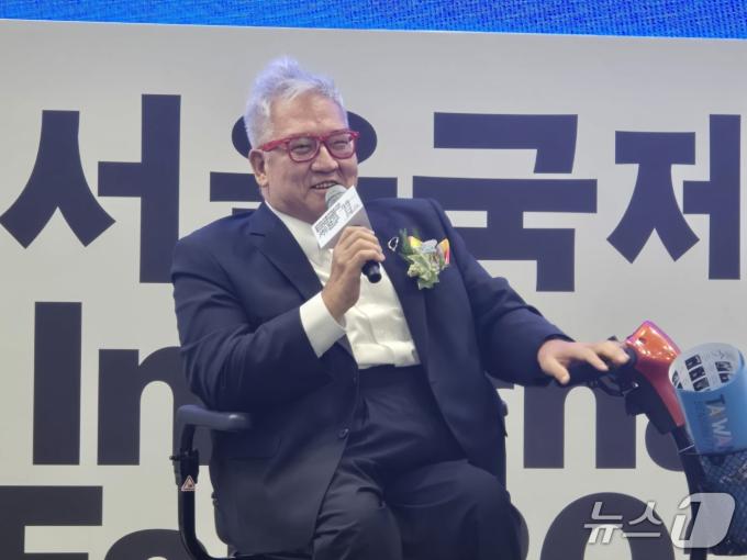 18일 서울 코엑스에서 진행된 '제67회 서울국제도서전' 개막식에서 타이베이도서전 재단 렉스 하우 대표가 축사를 하고 있다. ⓒ 뉴스1 김정한 기자