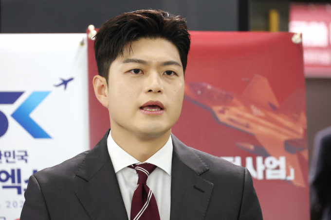 김용태 국민의힘 비상대책위원장이 18일 김민석 국무총리 후보자에 대해 수사대상자라고 자신의 생각을 전하며 이재명 대통령에게 지명철회를 촉구했다. 김용태 국민의힘 비상대책위원장이 18일 서울 여의도 국회 의원회관에서 열린 군 공항 이전사업 국정과제 채택을 위한 정책세미나 참석을 마친뒤 취재진 질문에 답하고 있다. /사진=뉴스1 