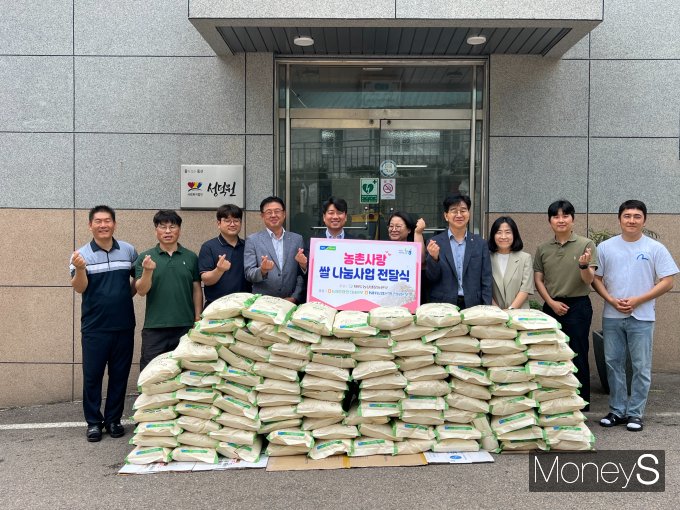 차상훈 금융산업노동조합 농협지부 전남노조 위원장(왼쪽 다섯번째)은 지난 17일 취약계층을 위해 사랑의 쌀 2톤을 기부한 후 기념촬영을 하고 있다/사진=농협전남본부 제공.