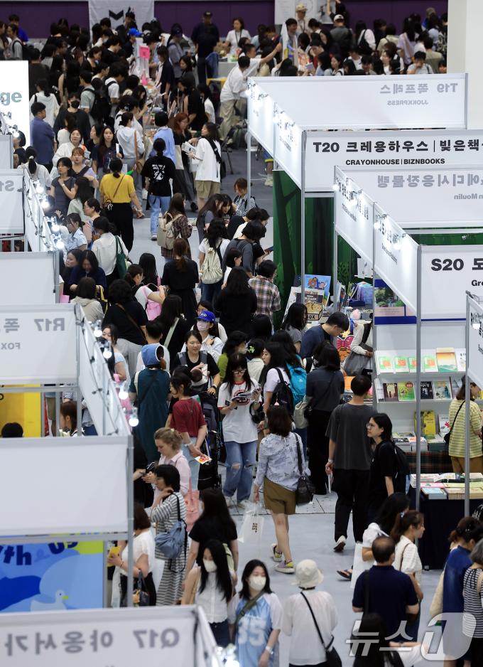 18일 오전 서울 강남구 삼성동 코엑스에서 열린 2025 서울국제도서전을 찾은 관람객들로 붐비고 있다. 2025.6.18/뉴스1 ⓒ News1 박정호 기자