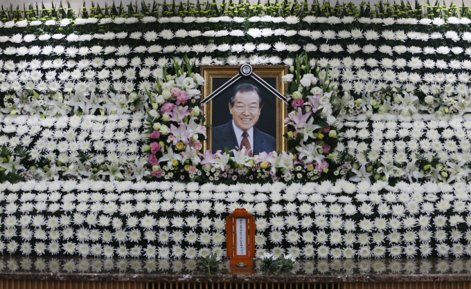 정치계 거물 김종필 전 국무총리가 2018년 6월23일 세상을 떠났다. 사진은 김 전 총리가 별세한 2018년 6월23일 현대 아산병원 장례식장에 마련된 빈소에 영정이 놓여 있는 모습. /사진=머니투데이