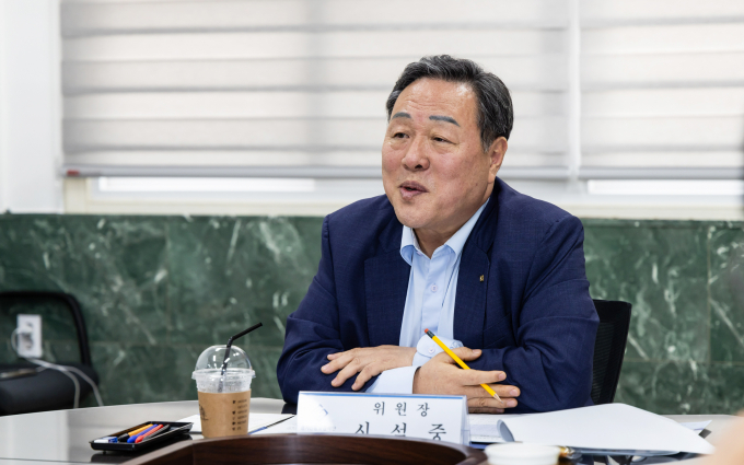  시석중 경기신보 이사징이 18일 안성시에 위치한 은성화학에서 열린 '2025년 제2회 고객자문위원회'에 참석해 고객 현장 소통 및 정책 제언을 하고 있다. /사진제공=경기신보