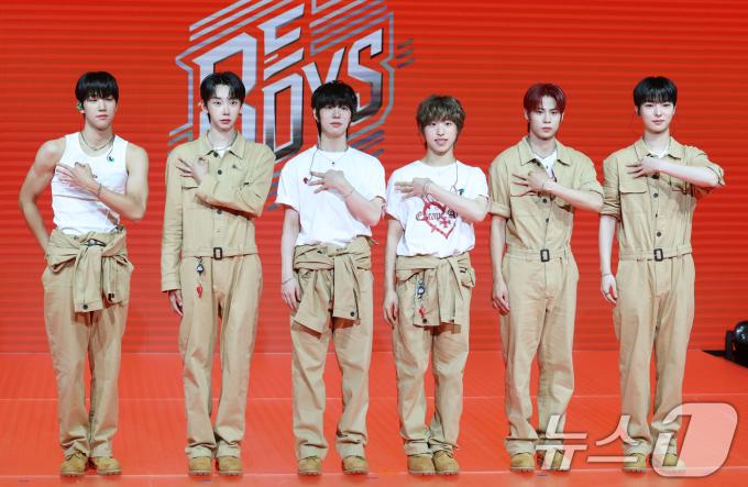 그룹 비보이즈의 원천(왼쪽부터)과 구현, 학성, 타쿠마, 민준, 윤서가 18일 오후 서울 마포구 상암 DMC 푸르지오시티 쇼킹 KPOP에서 가진 첫 번째 미니앨범 'BE:1(비:원)' 발매 기념 쇼케이스에서 포즈를 취하고 있다. 2025.6.18/뉴스1 ⓒ News1 권현진 기자