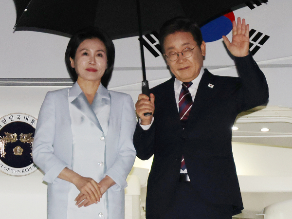 이재명 대통령이 캐나다 캘거리에서 귀국길에 올랐다. 사진은 주요 7개국(G7) 정상회의 참석을 마친 이재명 대통령과 부인 김혜경 여사가 지난 17일(현지시각) 캐나다 앨버타주 캘거리국제공항에 도착해 공군 1호기에 탑승하며 손을 흔들고 있는 모습. /사진=뉴시스
