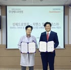 박진수 성베드로병원 대표원장(왼쪽)과 문수호 지멘스 헬시니어스㈜ 한국법인 본부장이 업무협약 체결 후 기념사진을 촬영하고 있다. /사진=지멘스 헬시니어스