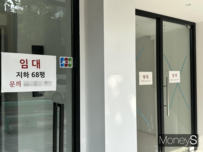 서울 강남구 신사동 가로수길 한 상가에 임대문의 안내문이 붙어 있다./사진=장동규 기자