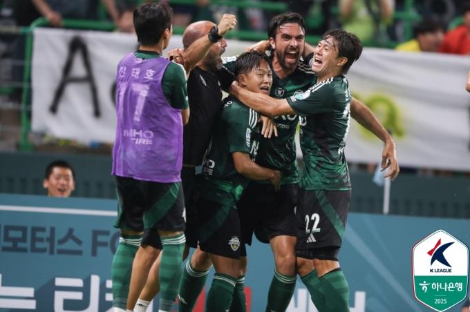 전북 현대 이승우와 콤파뇨. (한국프로축구연맹 제공)