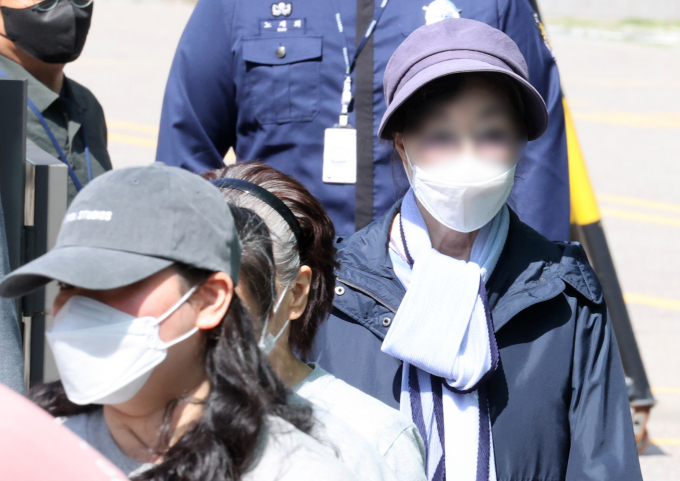 윤석열 전 대통령 장모 최은순씨가 농지 불법 임대 의혹으로 검찰에 송치됐다. 사진은 지난달 14일 가석방되고 있는 최은순씨 모습. /사진=뉴스1