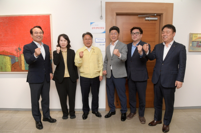 강기정 광주광역시장(왼쪽 세번째)이 18일 오전 시청 기획조정실장실 앞에서 골목경제 상황실 현판 제막을 한 후 기념촬영을 하고 있다./사진=광주시