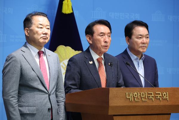 국민의힘 소속 국회 상임위원장 세 명이 민주당에게 법제사법위원회 위원장 자리를 돌려달라고 요구했다. 사진은 왼쪽부터 신성범 국회 정보위원장,김석기 외통위원장, 성일종 국회 국방위원장이 기자회견에서 발언하는 모습./사진=뉴시스