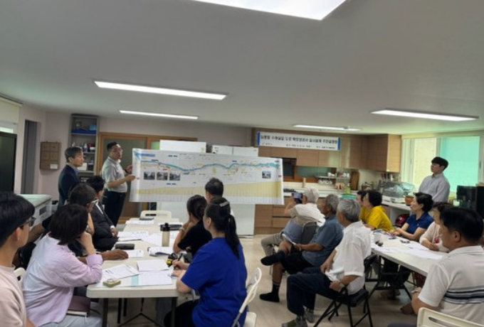 광주시가 18일 능평1통 마을회관에서 '능평동 수레실길 도로 확포장공사 실시설계(안)'에 대한 주민설명회를 개최하고 있다. /사진제공=광주시 
