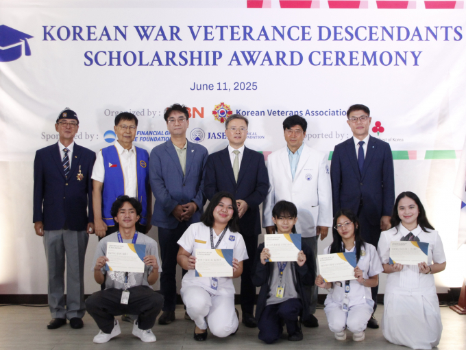 우리금융그룹이 한국전쟁 75주년을 맞아 필리핀 참전용사의 숭고한 희생과 국제적 연대의 정신을 기리며 후손 30명에게 장학금을 전달했다. 사진은 지난 11일 필리핀 마닐라에 위치한 ‘필리핀 한국전 참전기념관’에서 열린 장학금 수여식 모습. /사진=우리금융그룹