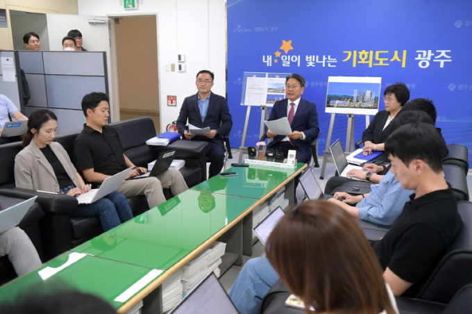 강기정 광주광역시장은 18일 시청 출입기자들을 만나 시내버스 파업과 관련해 설명하고 있다./사진=광주시
