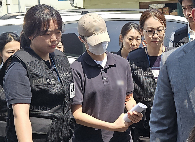 규정을 어긴 훈련을 지시해 훈련병을 사망하게 한 중대장이 항소심에서 징역 5년6개월을 선고받았다. 사진은 지난해 6월21일 강원 춘천지법에서 열린 영장실질심사에 참석한 중대장 강모씨의 모습. /사진=뉴스1