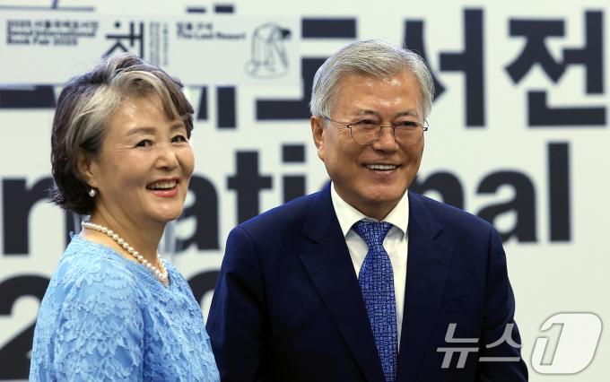 문재인 전 대통령과 부인 김정숙 여사가 18일 오후 서울 강남구 삼성동 코엑스에서 열린 2025 서울국제도서전 한국에서 가장 좋은 책 시상식에 참석하고 있다. 2025.6.18/뉴스1 ⓒ News1 박정호 기자