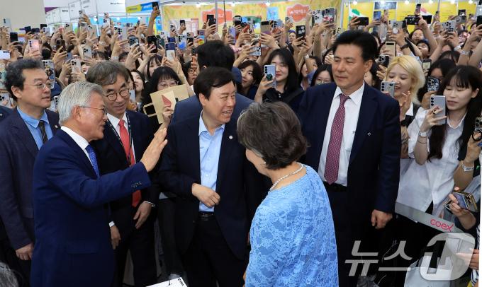 문재인 전 대통령과 김정숙 여사가 18일 오후 서울 강남구 삼성동 코엑스에서 열린 2025 서울국제도서전을 찾아 평산책방 부스에서 방문객들에게 인사하고 있다. 2025.6.18/뉴스1
