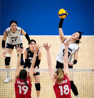 한국 여자배구 대표팀이 18일(한국시간) 캐나다를 꺾고 2025 국제배구연맹(FIVB) 발리볼네이션스리그(VNL) 첫 승을 따냈다. (FIVB 제공)
