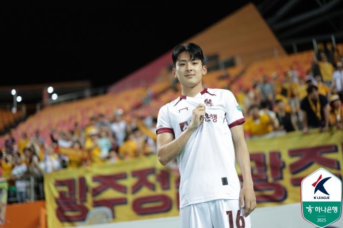 광주FC 정지훈은 18일 열린 제주SK와의 K리그1 19라운드 원정 경기에서 후반 37초 결승골을 터뜨려 팀의 1-0 승리를 이끌었다. (한국프로축구연맹 제공)
