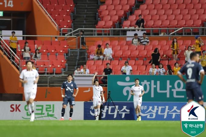 광주FC 정지훈(왼쪽에서 세 번째)은 18일 열린 제주SK와의 K리그1 19라운드 원정 경기에서 후반 37초 결승골을 터뜨려 팀의 1-0 승리를 이끌었다. (한국프로축구연맹 제공)