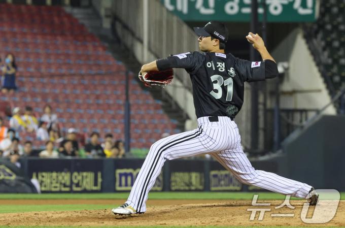 18일 오후 서울 송파구 잠실야구장에서 열린 프로야구 '2025 신한 SOL뱅크 KBO 리그' LG 트윈스와 NC 다이노스의 경기에서 7회초 마운드에 오른 LG 투수 이정용이 역투하고 있다. 2025.6.18/뉴스1 ⓒ News1 박세연 기자