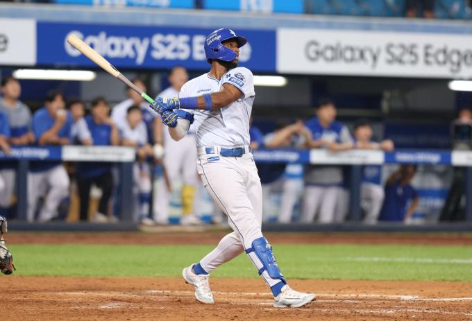 디아즈 홈런 이후 동료 축하