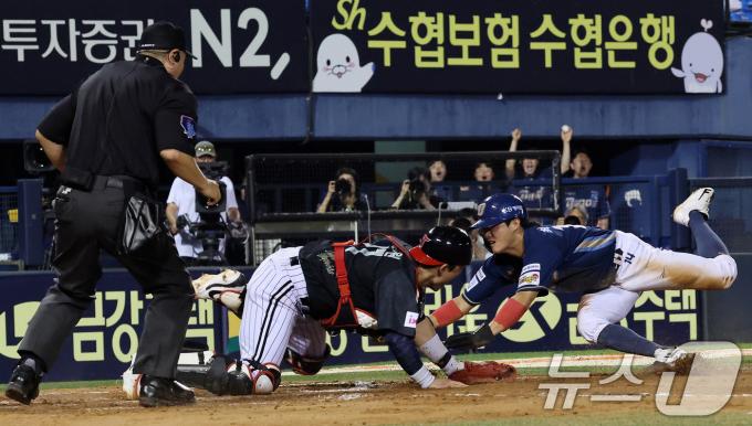 18일 오후 서울 송파구 잠실야구장에서 열린 프로야구 '2025 신한 SOL뱅크 KBO 리그' LG 트윈스와 NC 다이노스의 경기에서 8회초 1사 1루상황 NC 1루주자 최정원이 2루 도루를 시도 중 LG 실책으로 3루를 돌아 홈인하고 있다. 2025.6.18/뉴스1 ⓒ News1 박세연 기자