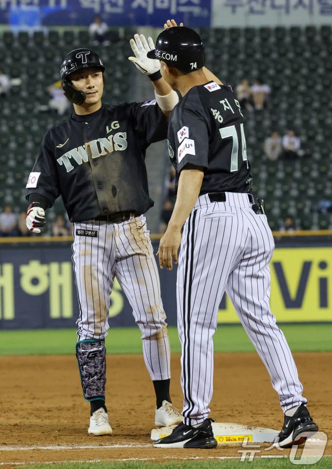 18일 오후 서울 송파구 잠실야구장에서 열린 프로야구 '2025 신한 SOL뱅크 KBO 리그' LG 트윈스와 NC 다이노스의 경기에서 5회말 무사 만루상황 LG 신민재가 2타점 안타를 친 후 송지만 코치와 환호하고 있다. 2025.6.18/뉴스1 ⓒ News1 박세연 기자