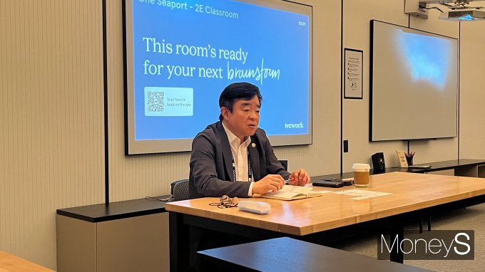 김선진 코오롱생명과학 대표가 향후 사업 계획 등을 언급했다. 사진은 18일(현지시각) 미국 보스턴에서 기자 간담회를 진행한 김 대표. /사진=김동욱 기자