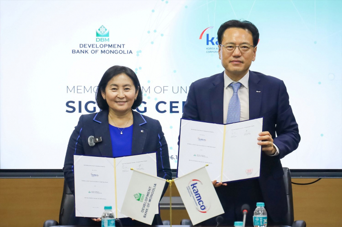 이종국 캠코 기업지원부문 총괄이사(오른쪽)와 나란투야 자쿠 몽골개발은행 사장이 협약을 체결하고 기념촬영을 하고 있다./사진=캠코