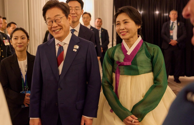 영부인 외교 데뷔전을 치른 김혜경 여사의 한복에 관심이 쏠렸다. 사진은 이재명 대통령과 부인 김혜경 여사가 G7 초청국 리셉션에 참석한 모습. /사진=뉴시스