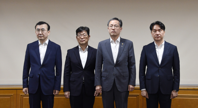 이형일 기재부 장관 직무대행 1차관이 19일 서울 중구 은행회관에서 열린 거시경제금융회의에서 참석자들과 촬영을 하고 있다. 왼쪽부터 이세훈 금융감독원장 대행, 유상대 한국은행 부총재, 이형일 대행, 이형주 금융위원회 상임위원./사진=기획재정부