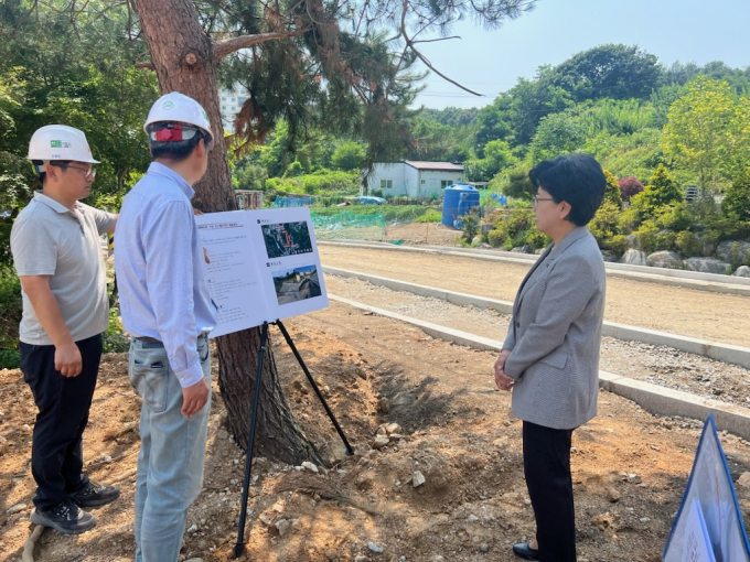  오선희 기흥구청장(오른쪽)이 18일 단국대 후문 연결도로 개설사업의 추진 현황을 보고 받고 있다. /사진제공=용인특레시
