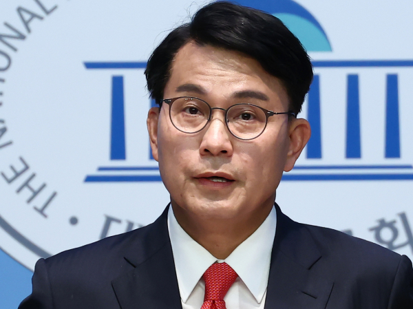 윤상현 국민의힘 의원이 이재명 정권이 '검수완장'을 노린다며 맞서 싸우겠다고 주장했다. 사진은 윤상현 국민의힘 의원이 지난 14일 오후 서울 여의도 국회 소통관에서 당내 현안 관련 기자회견을 하고 있는 모습. /사진=뉴스1