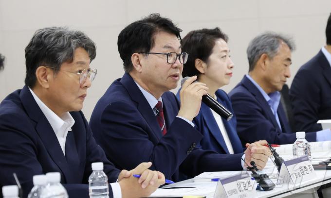 이한주 국정기획위원회 위원장(왼쪽 두번째)이 18일 오후 세종시 정부세종컨벤션센터에서 열린 중소벤처기업부 업무보고에 참석하여 회의 시작에 앞서 모두발언을 하고 있다. 2025.6.18/뉴스1 ⓒ News1 김기남 기자