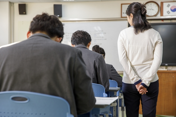 제주 한 고등학교 여교사가 학생에 추행당했다는 신고가 접수돼 교육 당국이 조사에 나섰다. 사진은 기사 내용과 직접적인 관련이 없음. /사진=클립아트코리아