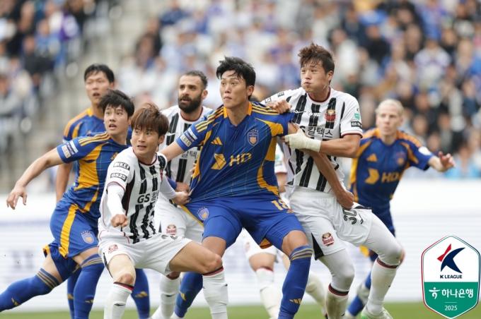 우승 후보로 평가된 울산HD와 FC서울은 아쉬움이 남는 전반기를 보냈다. (한국프로축구연맹 제공)