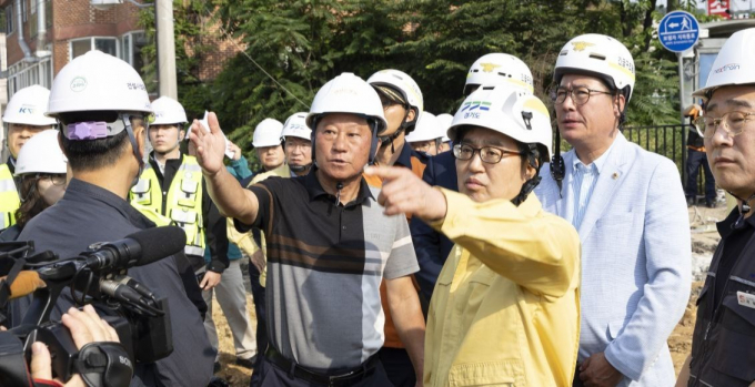 김동연 지사가 19일 호우 예보에 신안산선 복구 현장을 세 번째 찾아 재난대비 상황을 점검하고 있다./사진제공=경기도