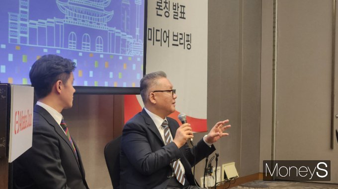  윤용준 알리바바 클라우드 인텔리전스 한국 총괄 지사장(오른쪽)과 임종진 알리바바 클라우드 인텔리전스 수석 솔루션 아키텍트가 19일 서울 강남구 소재 파르나스 호텔 기자간담회에서 질의응답을 진행하고 있다. /사진=양진원 기자