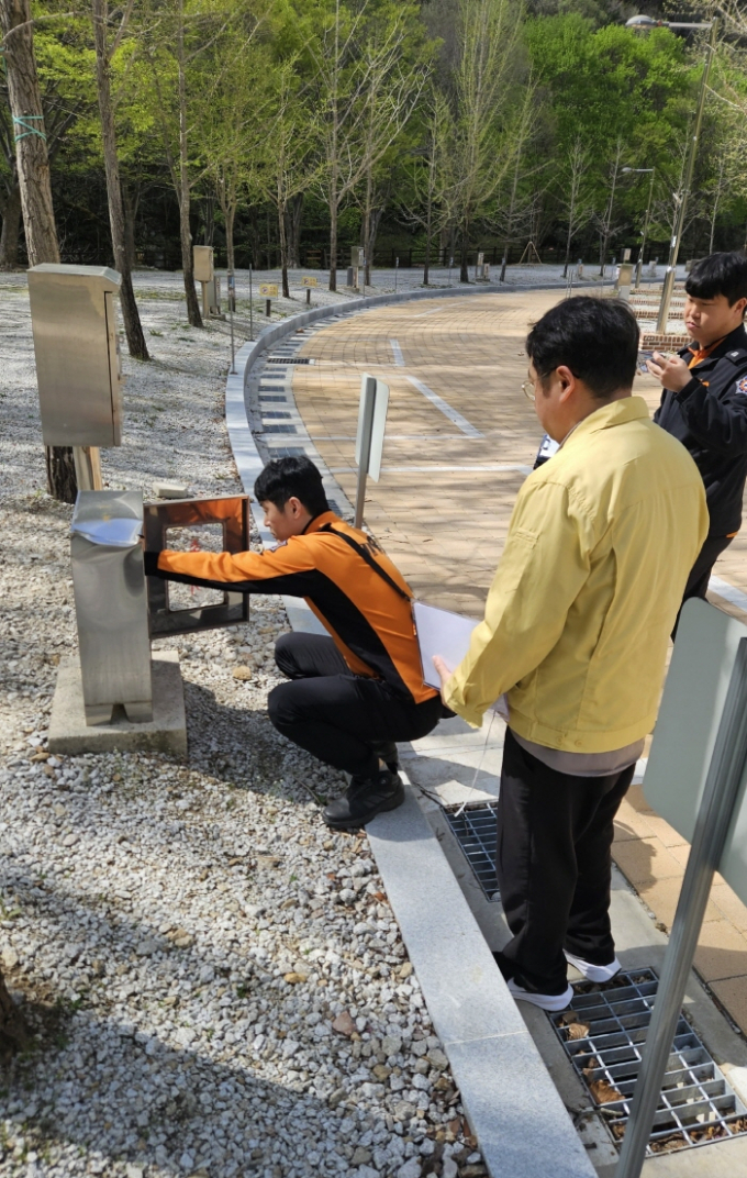 사전점검 관계자등이 산림휴양시설을 방문해 전기·소방·설비등을 점검하고 있다./사진=전주시