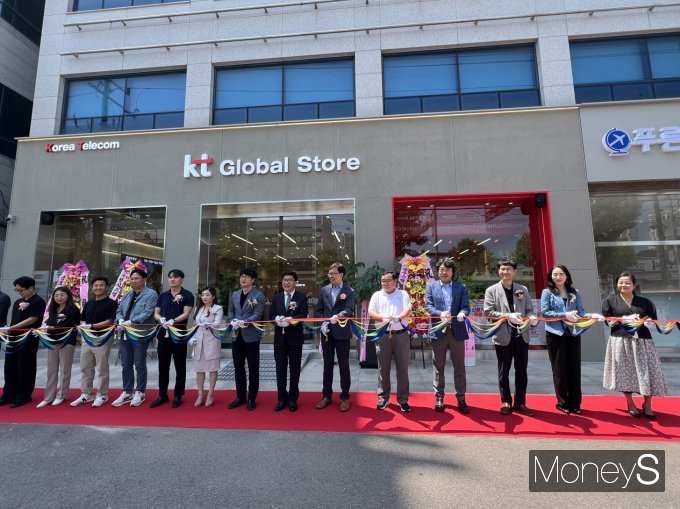 김진철 KT 전남·북광역본부장 상무, 김태오 KT 광주지사장, 진정협 KT Global Store 리코아 하남대로점 대표 등이 테이프 커팅을 하고 있다/사진=KT전남·북광역본부 제공.