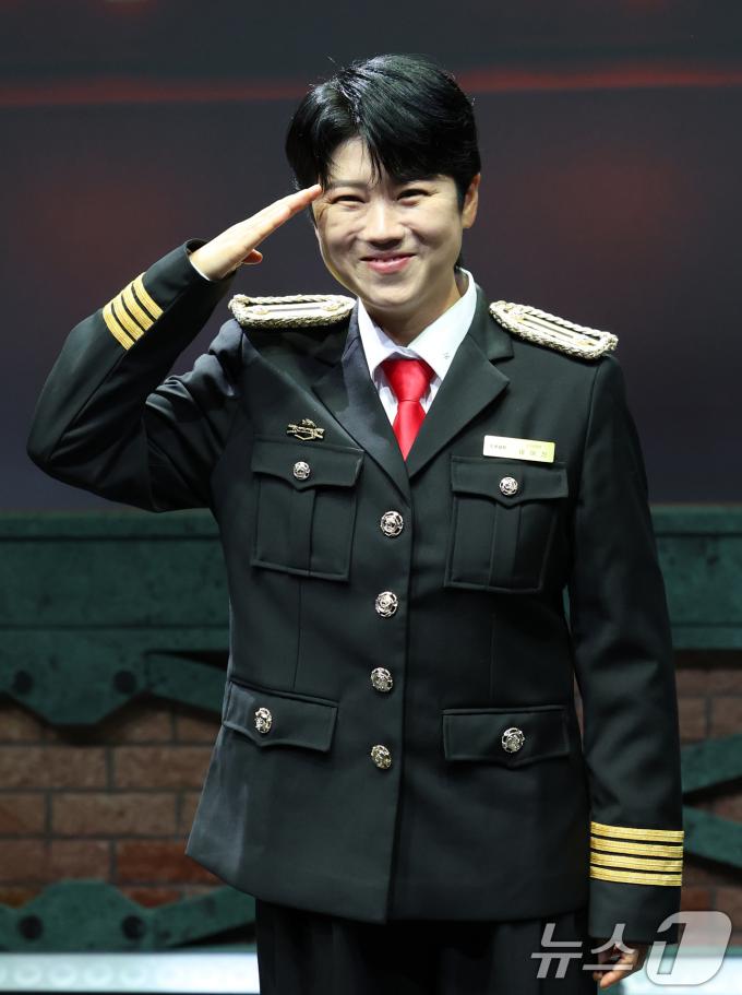 가수 마이진이 19일 오후 서울 종로구 CGV피카디리1958에서 열린 뮤직쇼 '트롯열차-피카디리역'의 프레스콜에서 포즈를 취하고 있다. '트롯열차-피카디리역'(이하 '트롯열차')은 스크린과 무대 고연이 합쳐진 새로운 형태의 무대로, 1970년대부터 2000년대까지 시대별 명곡 15곡으로 구성한 주크박스 형태의 공연이다. 2025.6.19/뉴스1 ⓒ News1 권현진 기자