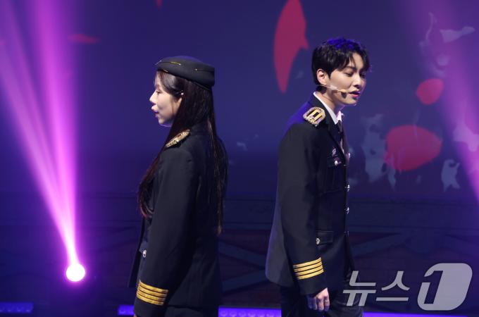 가수 양지은과 이태이(오른쪽)가 19일 오후 서울 종로구 CGV피카디리1958에서 열린 뮤직쇼 '트롯열차-피카디리역'의 프레스콜에서 열연을 펼치고 있다. '트롯열차-피카디리역'(이하 '트롯열차')은 스크린과 무대 고연이 합쳐진 새로운 형태의 무대로, 1970년대부터 2000년대까지 시대별 명곡 15곡으로 구성한 주크박스 형태의 공연이다. 2025.6.19/뉴스1 ⓒ News1 권현진 기자