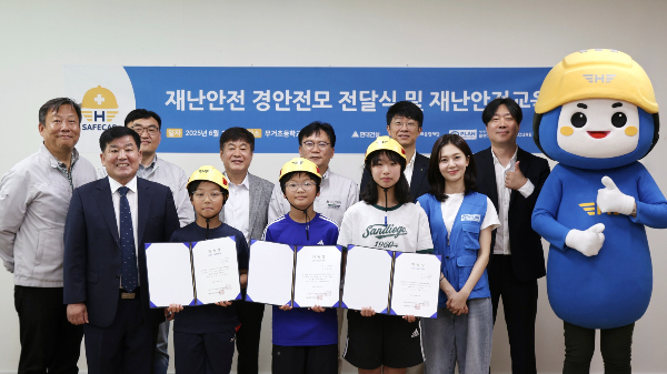 (두 번째 줄 왼쪽에서 3번째부터)건설산업사회공헌재단 이재식 사무처장, 현대건설 이현영 실장, 현대건설 김진홍 실장, 플랜코리아 이재명 실장, 무거초 정우규 교장(앞줄 왼쪽)이 사진 촬영하는 모습./사진=현대건설