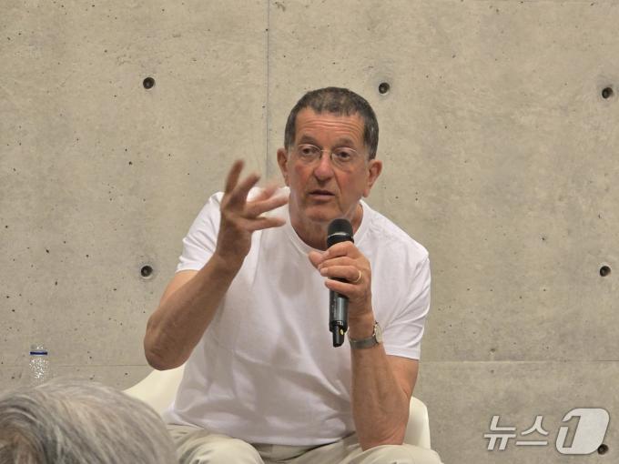 19일 영국 출신 현대조각의 거장 안토니 곰리가 대규모 개인전 '드로잉 온 스페이스'(Drawing on Space)개최를 앞두고 기자간담회를 진행하고 있다. ⓒ 뉴스1 김정한 기자