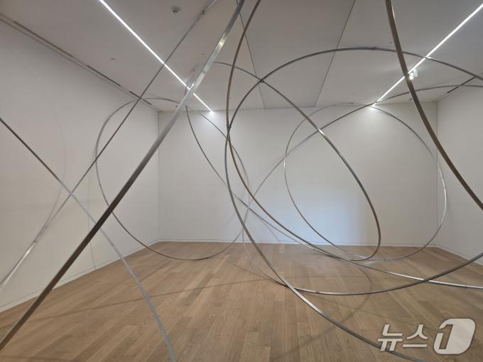 안토니 곰리의 대규모 개인전 '드로잉 온 스페이스'(Drawing on Space) 전시 공간 청조 갤러리 3관. ⓒ 뉴스1 김정한 기자