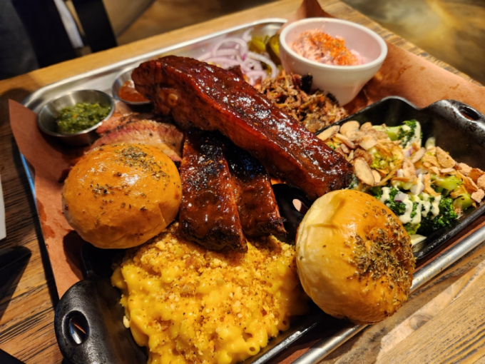 대표메뉴를 한번에 맛볼 수 있는 매니멀스모크하우스의 플래터. /사진=다이어리알