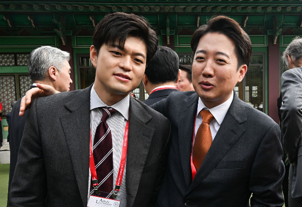 이준석 개혁신당 의원이 김용태 국민의힘 비대위원장에게 전당대회에 출마할 것을 제안한 것으로 알려졌다. 사진은 김용태 국민의힘 비상대책위원장과 이준석 개혁신당 의원이 대화하는 모습. /사진=뉴스1